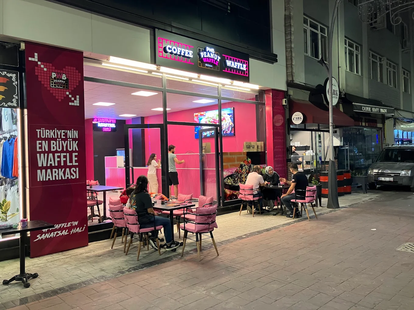 PWB Peanut Waffle Adapazarı Çark Caddesi dış görünüm